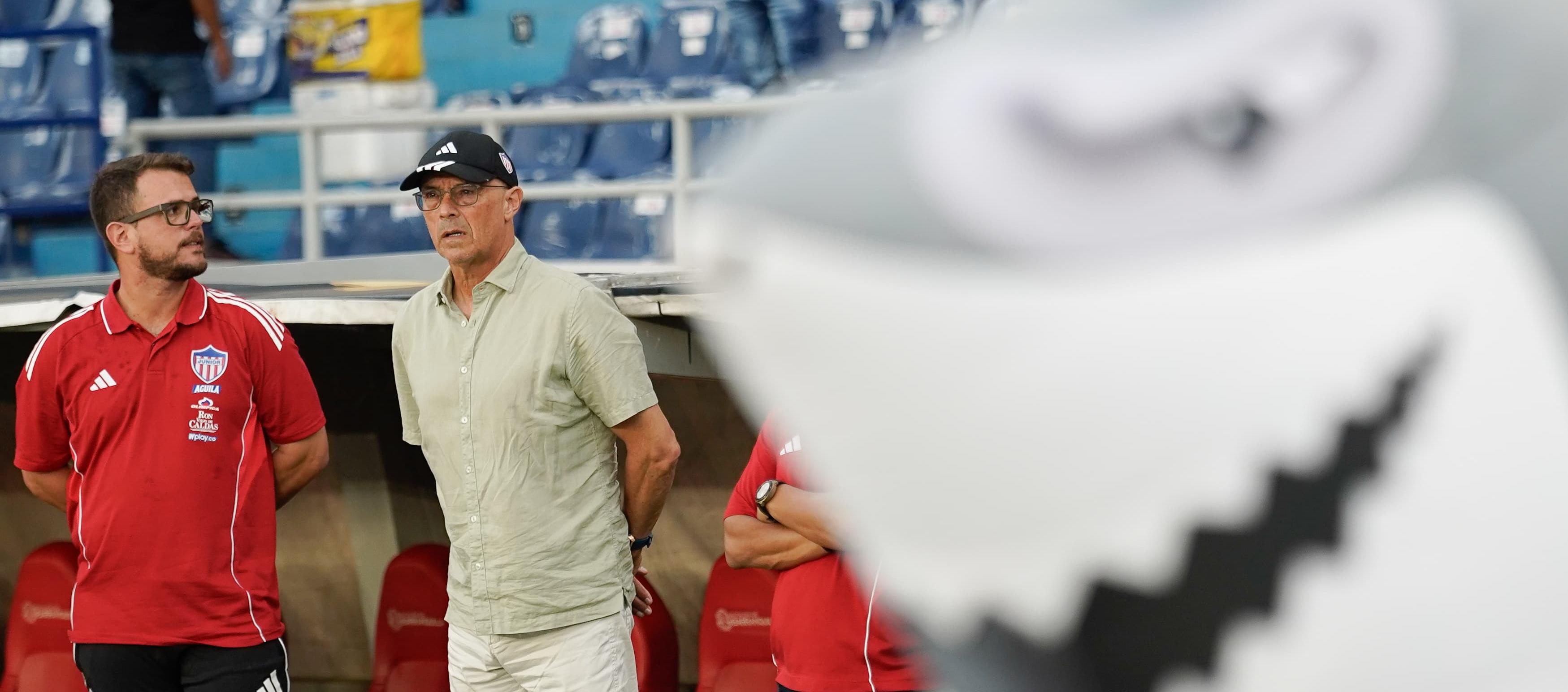 Alfredo Arias con su asistente técnico Juan Manuel López y el tiburón Willy.