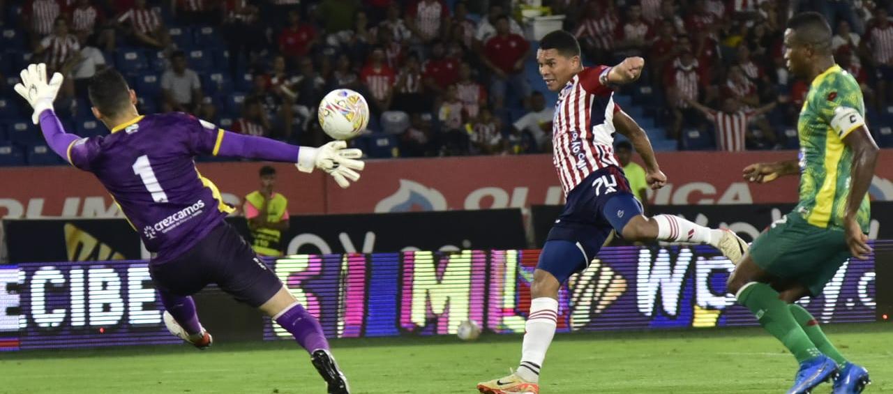 Carlos Bacca marca el gol del triunfo 1-0 de Junior sobre Bucaramanga, el 25 de mayo de 2024.