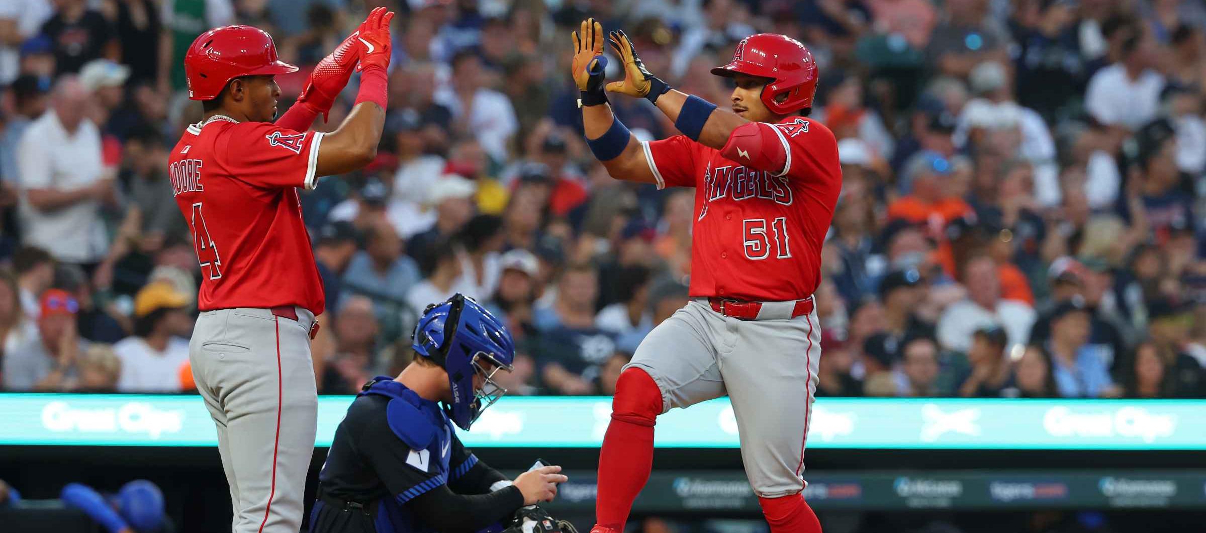 Gustavo Campero es felicitado en el plato por Christian Moore tras conectar jonrón.