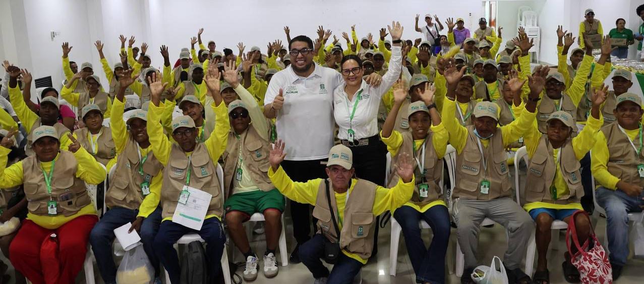 Alcalde de Puerto Colombia, Plinio Cedeño, junto a los beneficiarios de las capacitaciones.