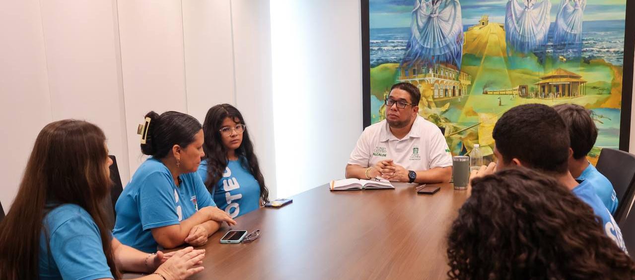 Alcalde de Puerto entrega incentivos económicos al grupo de investigación para el viaje.