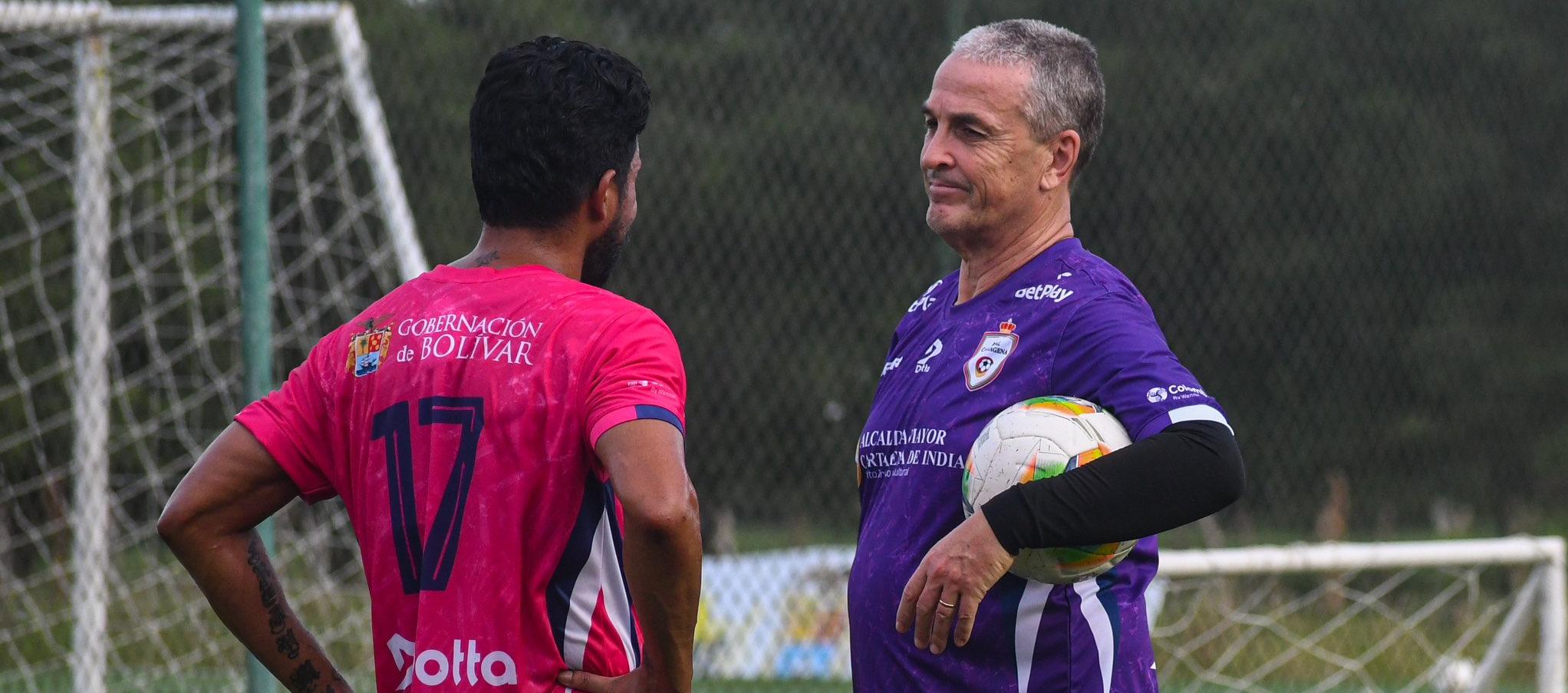 Néstor Craviotto dialoga con el capitán Cristian Marrugo.