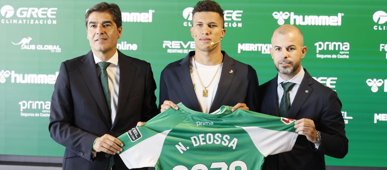 Nelson Deossa acompañado del presidente del Real Betis, Ángel Haro, y el director deportivo, Manu Fajardo.