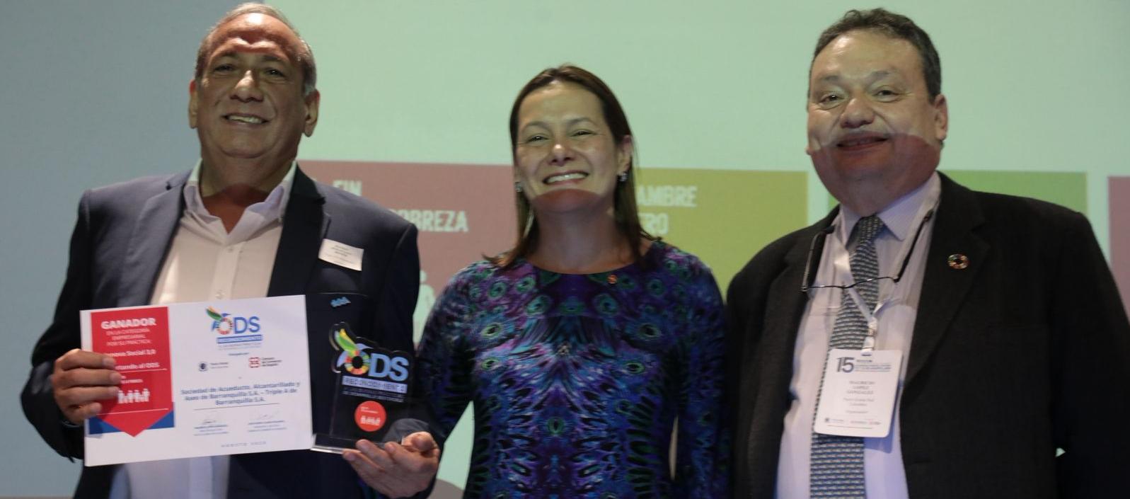 Gerente de Triple A, Ramón Hemer, recibe la distinción por su programa Innova Social.