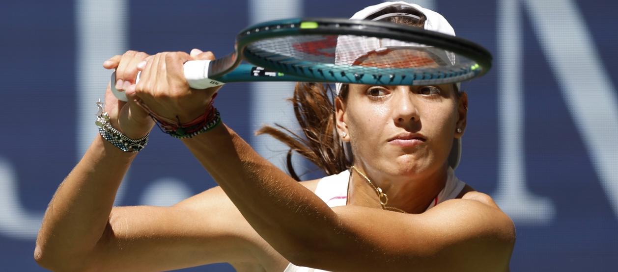 La tenista colombiana Emiliana Arango durante su partido contra Iga Swiatek. 