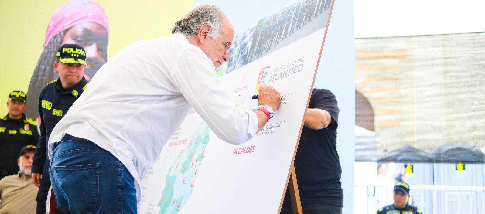 Gobernador Verano durante la firma del convenio con MinInterior.