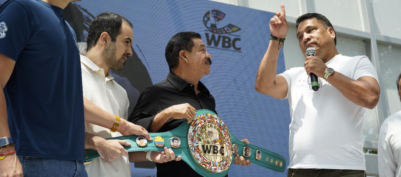 El reencuentro de 'Happy' Lora y el mexicano Raúl 'Jíbaro' Pérez, el viernes en Barranquilla. 