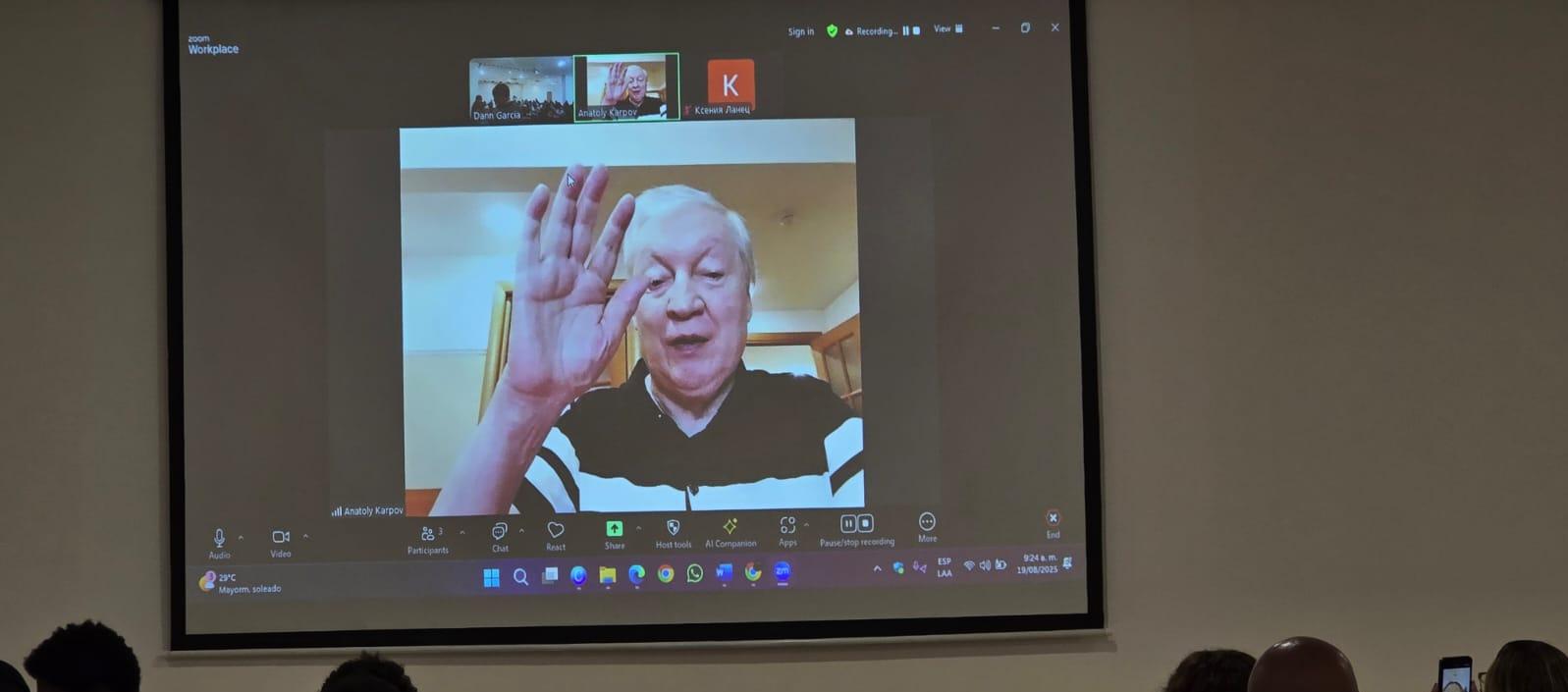 El Gran Maestro Internacional Anatoli Karpov durante su conferencia virtual. 