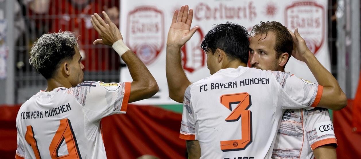  Luis Díaz felicita a Harry Kane, autor del gol de la victoria del Bayern. 