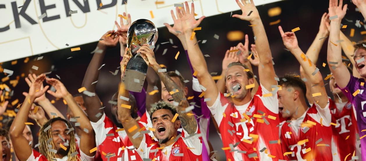 Luis Díaz con el trofeo de campeón de la Supercopa Franz Beckenbauer.