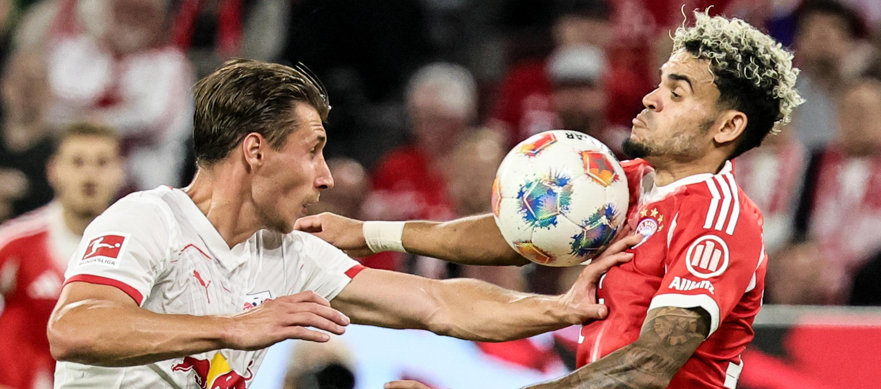 Luis Díaz controla la pelota con la marca encima de Willi Orban.