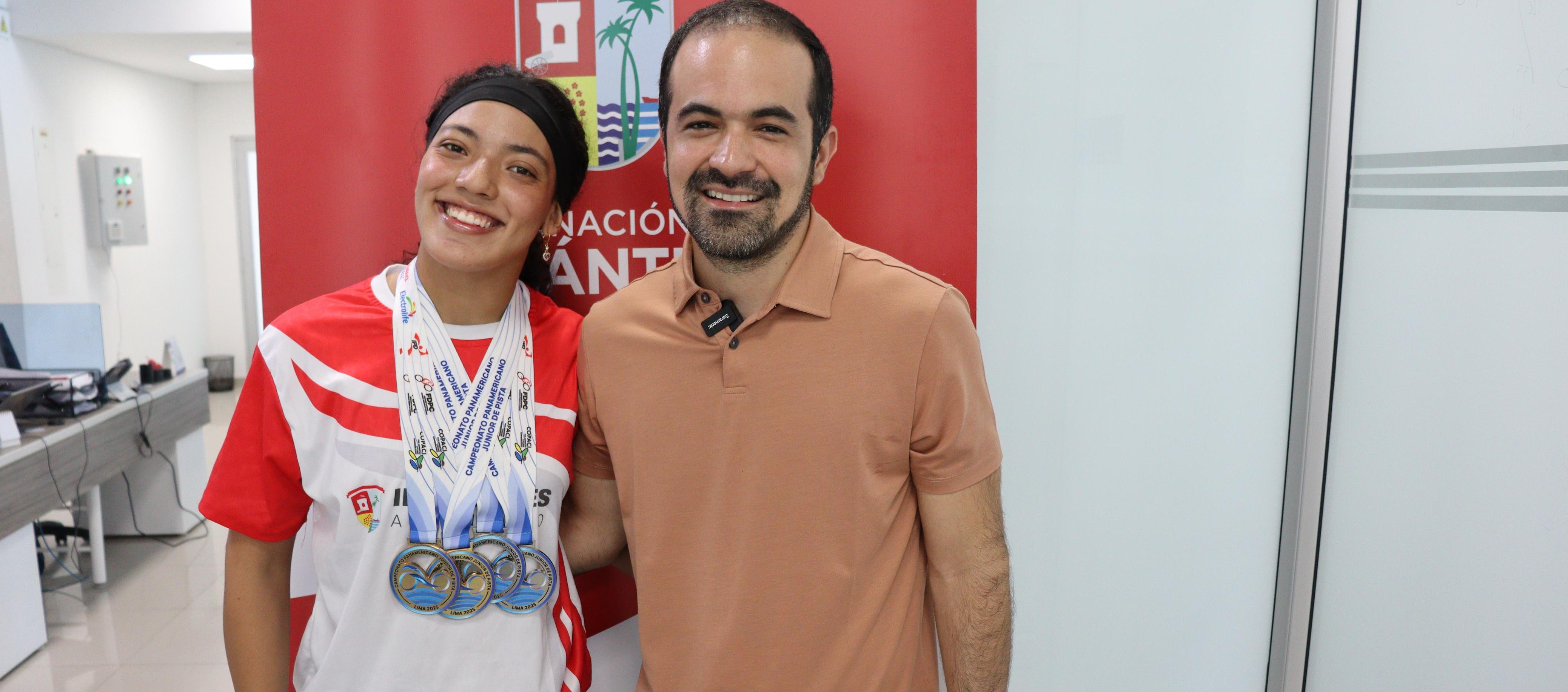 Mariana Pérez en companía de Iván Urquijo, director de Indeportes Atlántico.