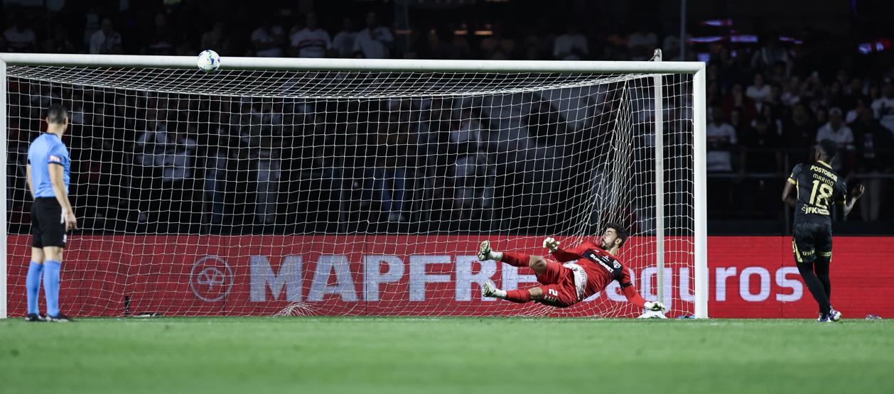 El cobro de Marino Hinestroza que se estrelló en el travesaño. 