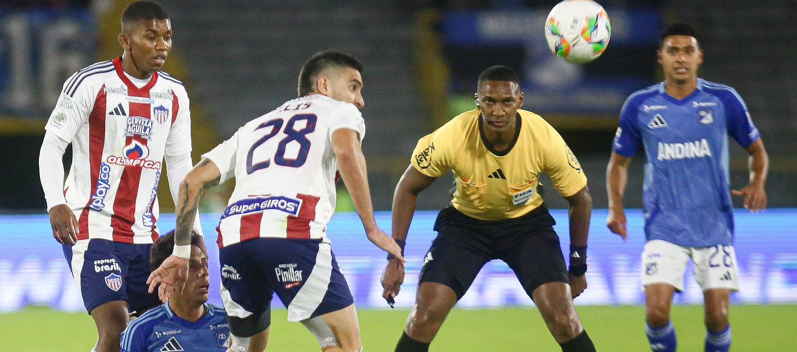 Guillermo Celis disputa la pelota con Alex Castro.