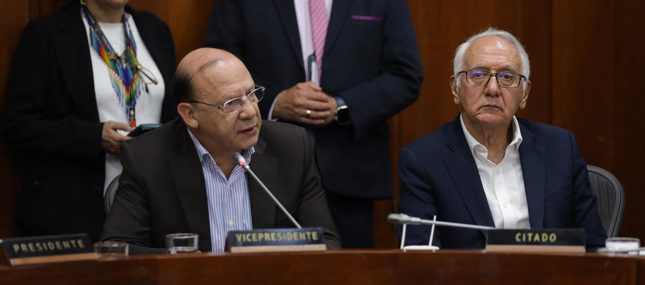 El ministro de Hacienda, Germán Ávila, con el ministro de Salud, Guillermo Alfonso Jaramillo, en la Comisión Séptima del Senado.