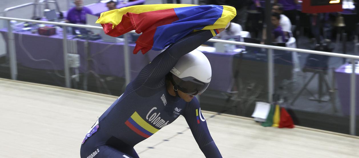 Nicolás Olivera celebra con la bandera de Colombia.