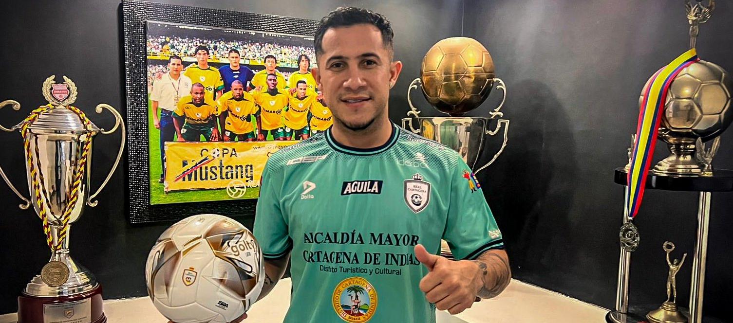 Michael Ortega con la camiseta del Real Cartagena, tras firmar su contrato.