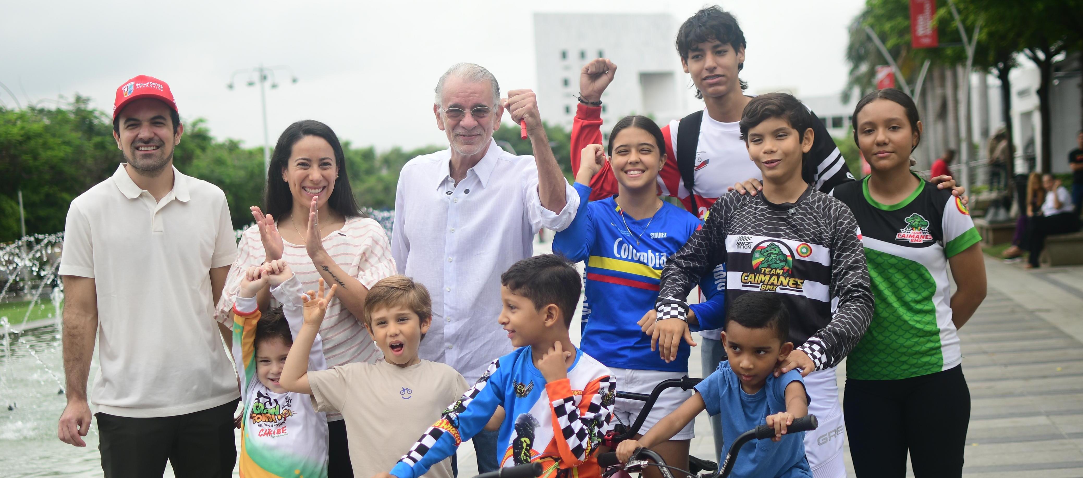Mariana Pajón, Iván Urquijo y Eduardo Verano con un grupo de participantes en el Gran Fondito 2025.