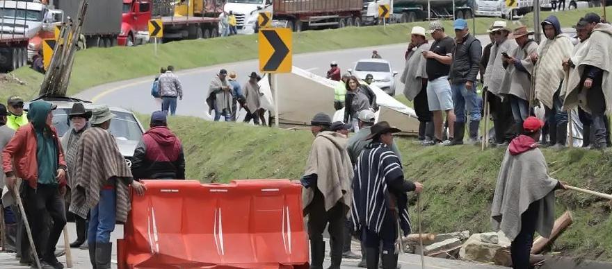 Los que siguen en la protesta son los campesinos que tienen cultivos en zonas de páramos quienes piden fexilibilidad del Gobierno.