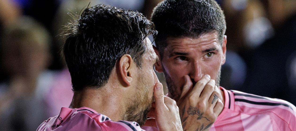Rodrigo De Paul y Lionel Messi durante el partido de la Leagues Cup con el Inter Miami ante el Atlas. 