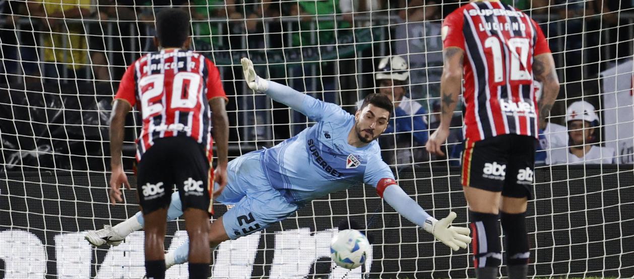 El segundo penalti cobrado de Edwin Cardona, atajado por el portero Rafael. 