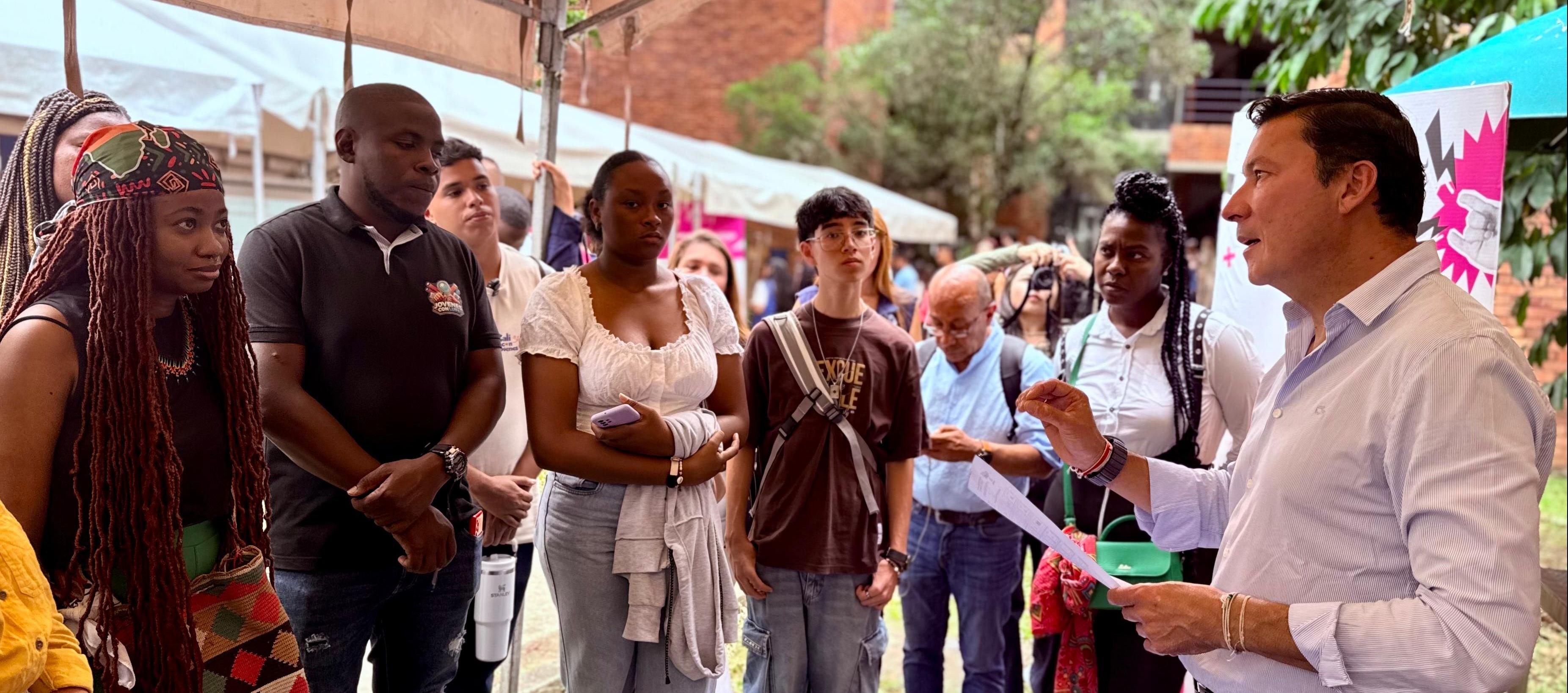 Registrador Nacional durante pedagogía a los jóvenes. 