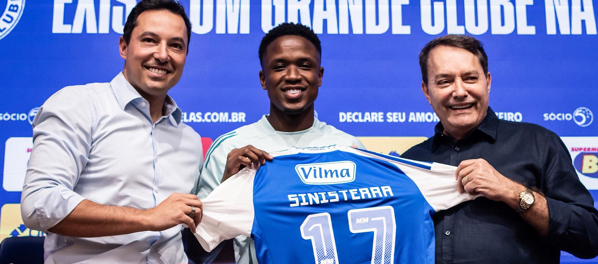 Luis Sinisterra en su presentación como nuevo jugador del Cruzeiro.