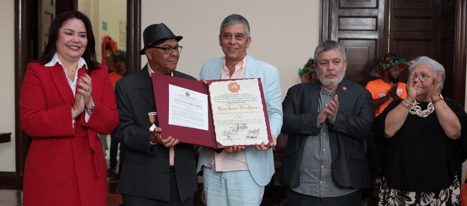 Momentos de la condecoración al investigador Manuel 'Toño' Pérez. 