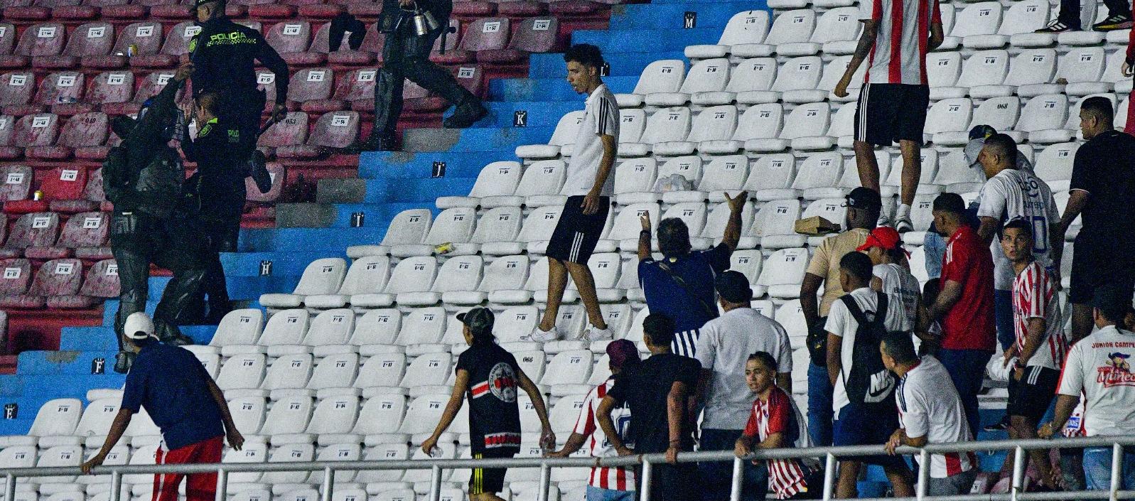 El enfrentamiento entre barristas dejó heridos a varios seguidores del Bucaramanga.