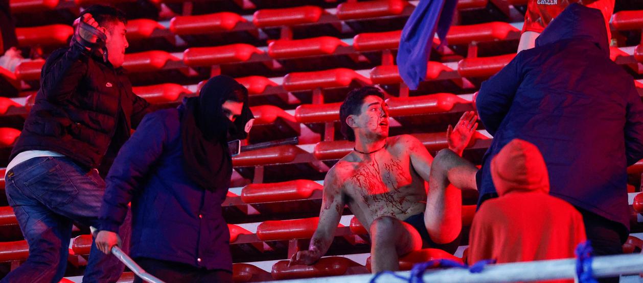 Enfrentamiento en las tribunas entre hinchas de Independiente y Universidad de Chile.