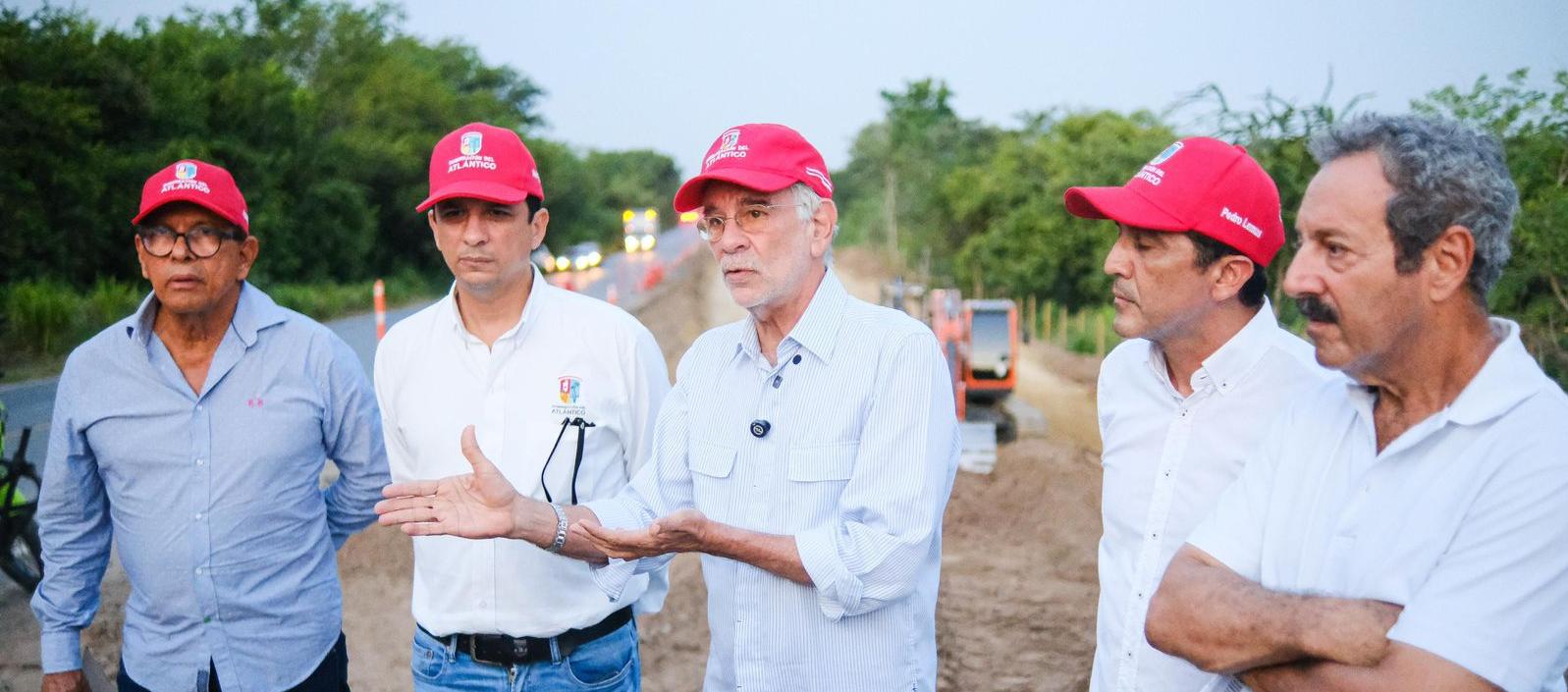 Gobernador Verano durante visita de inspección de obras. 