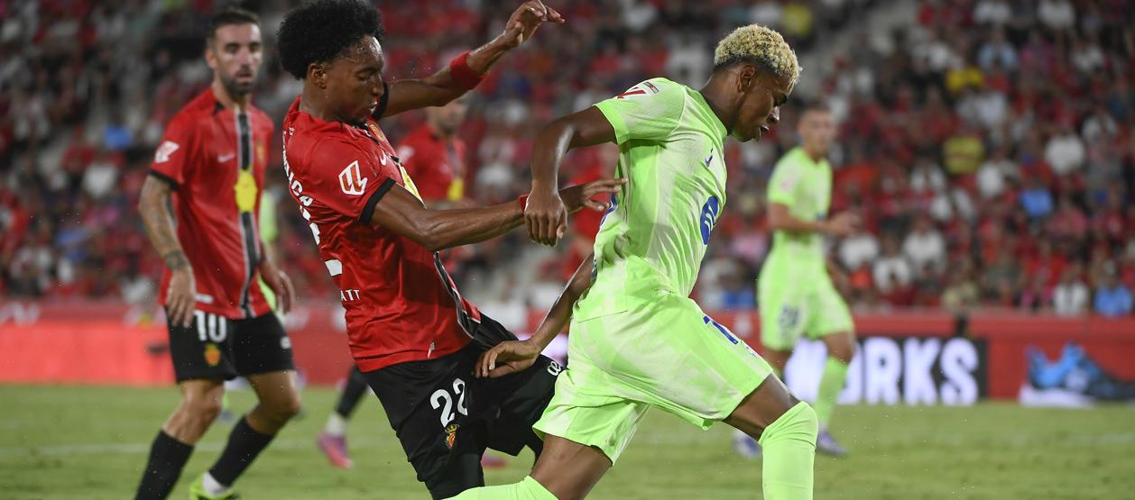 El colombiano Johan Mojica intenta frenar a Lamine Yamal. 