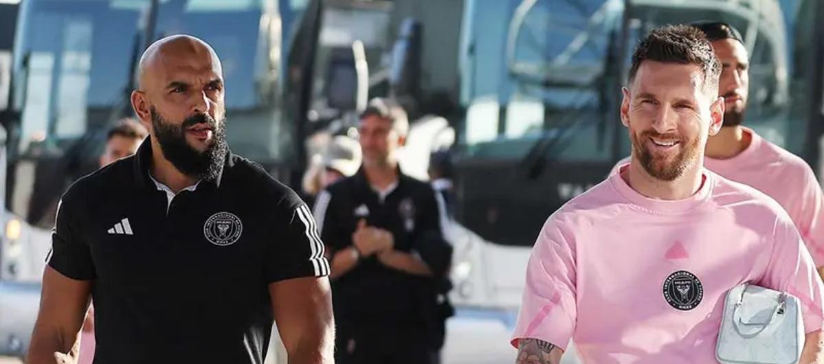 Yassine Cheuko con Lionel Messi. 