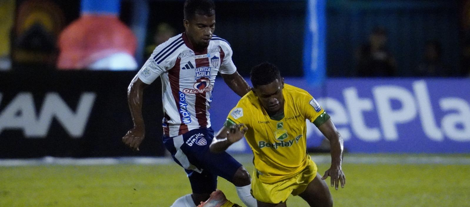 Yeison Suárez, lateral izquierdo del Junior, durante el partido contra el Huila, en Neiva.