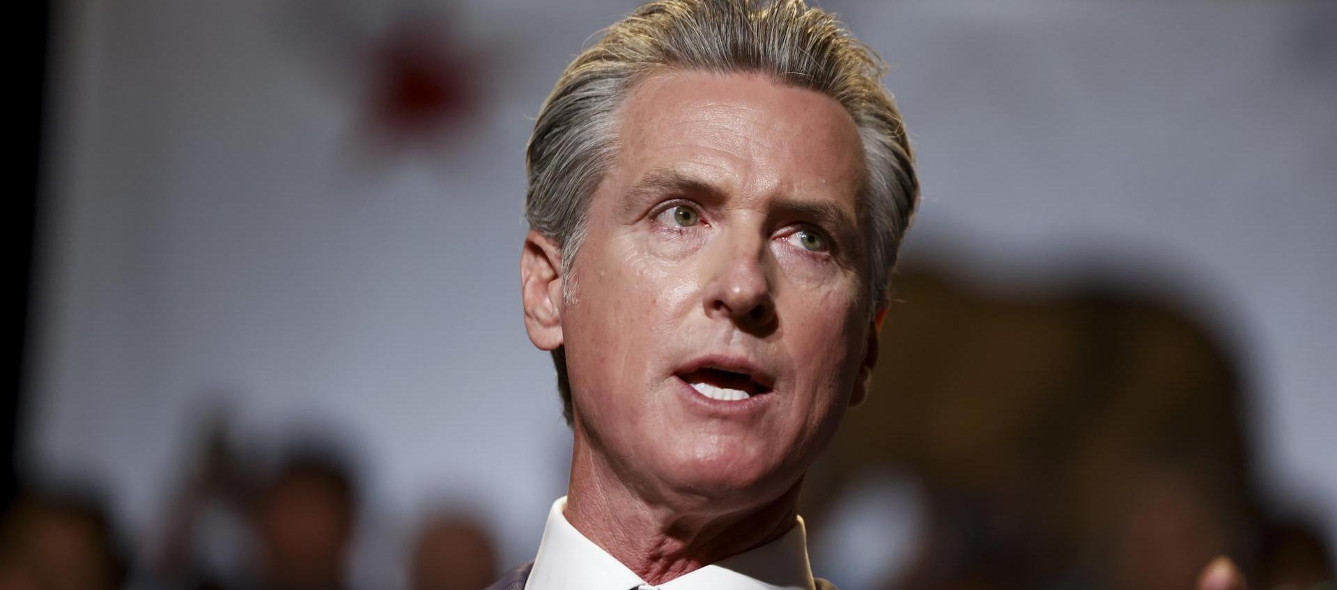 Gobernador de California, Gavin Newsom.