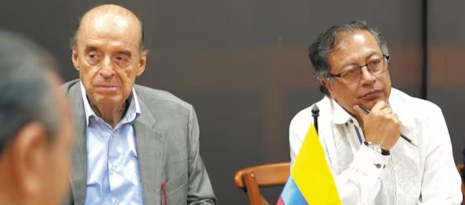 Álvaro Leyva Durán y el Presidente Gustavo Petro.