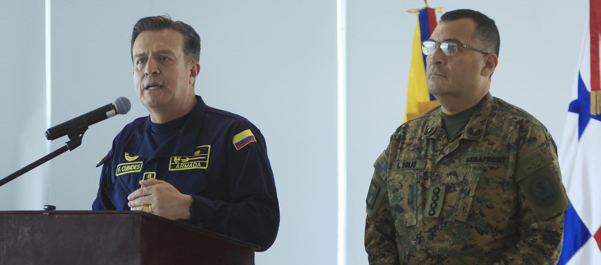 El comandante general de las Fuerzas Militares de Colombia, almirante Francisco Cubides, y el director general del Servicio Nacional de Fronteras (Senafront) de Panamá, Larry Solís Velásquez.