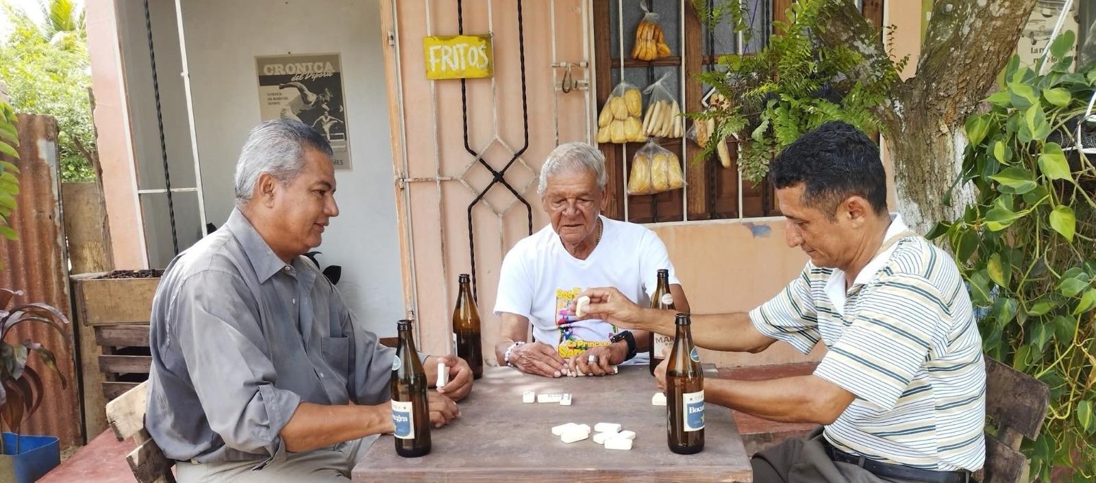 La grabaciones duran 12 horas. 