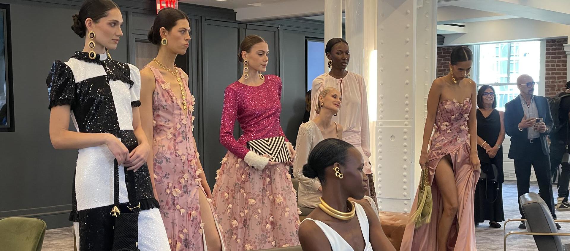 Modelos lucen diseños de la colección primavera-verano 'Bloom'. 