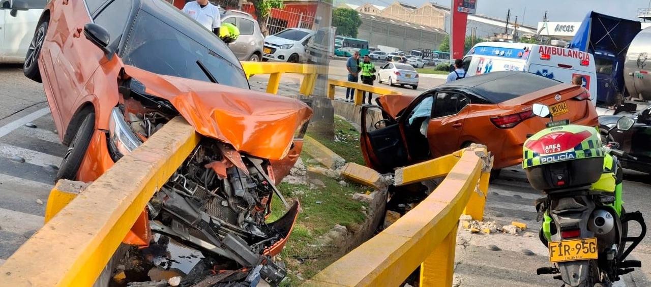 Aspecto del accidente este miércoles en la rotonda de la Vía 40 con Circunvalar. 