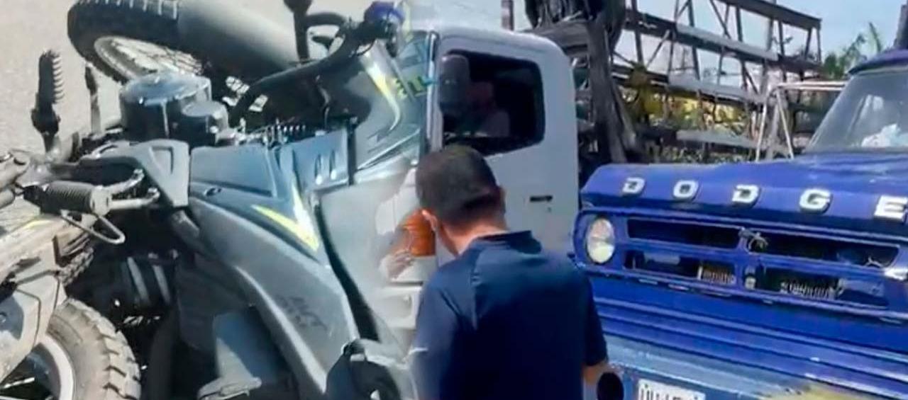 La moto y el camión implicados en el accidente de tránsito. 