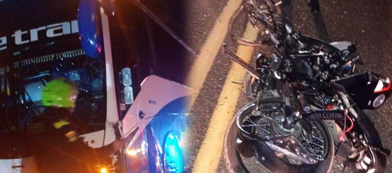 Moto chocó contra un bus.