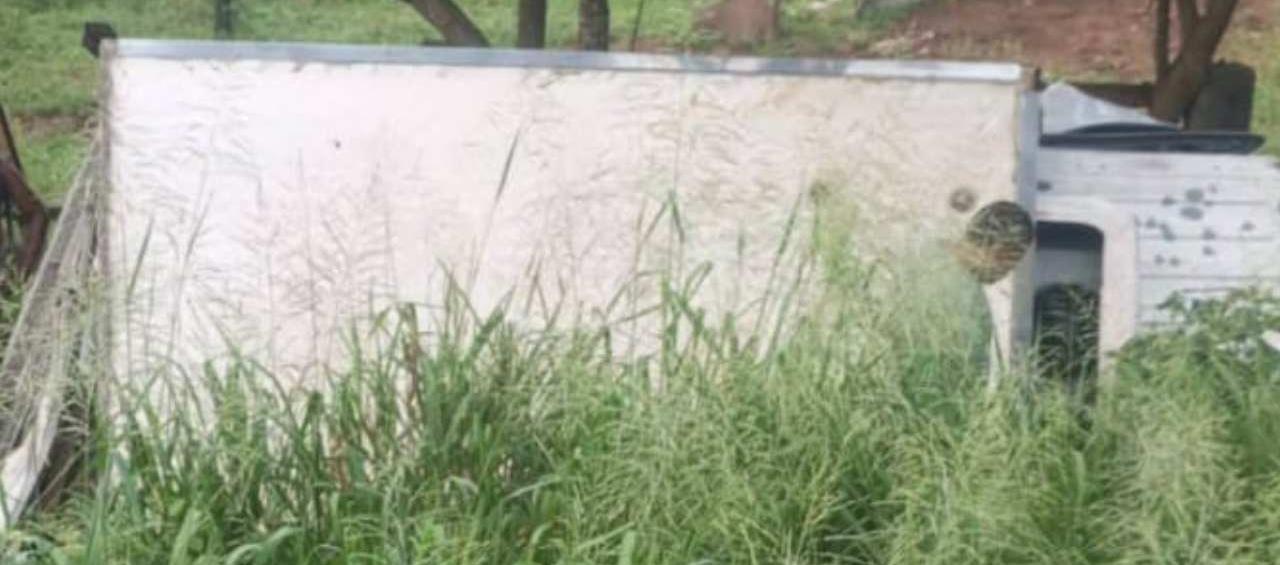 Furgoneta terminó a un lado de la vía.