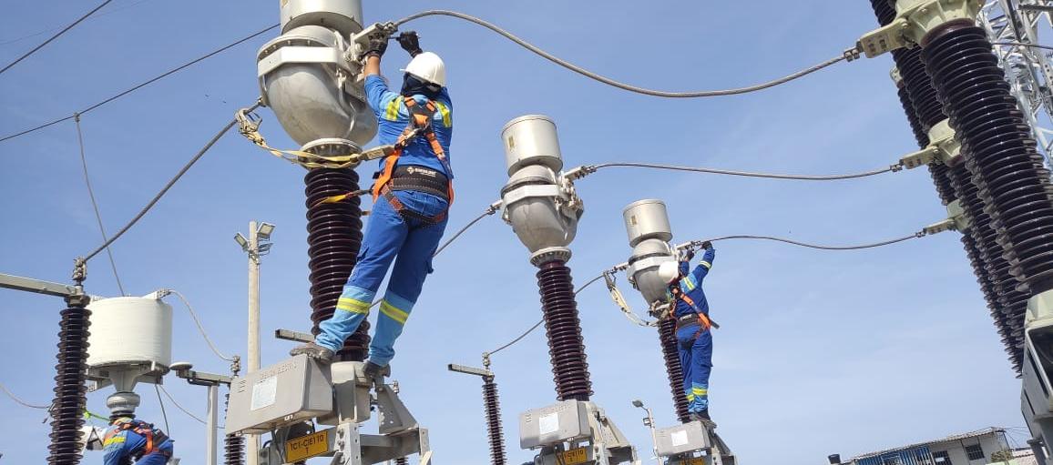 Operarios de Air-e durante labores técnicas. 