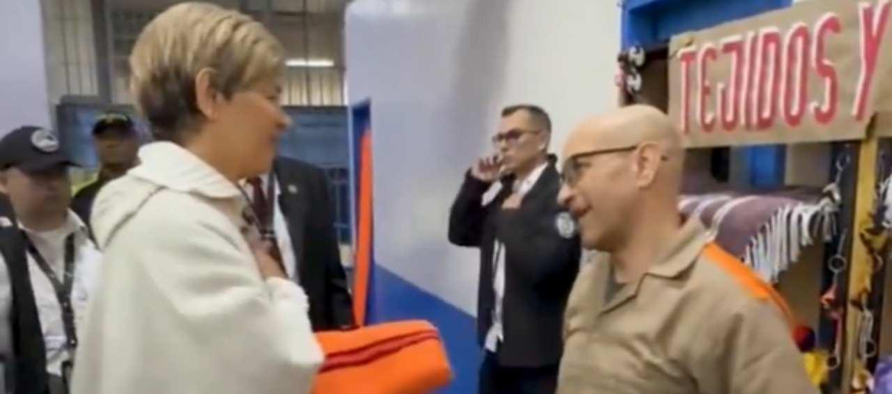 Verónica Alcocer con un recluso.