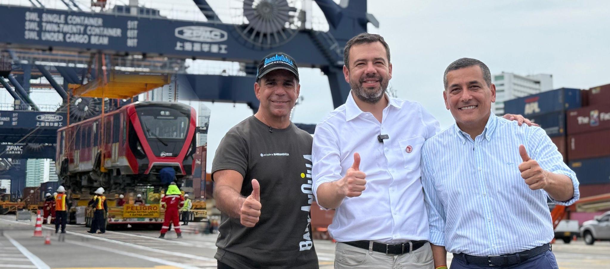 Alejandro Char acompañando al alcalde de Bogotá, Carlos Fernando Galán, quien recibía los vagones del Metro. A la derecha Dumek Turbay, alcalde de Cartagena.
