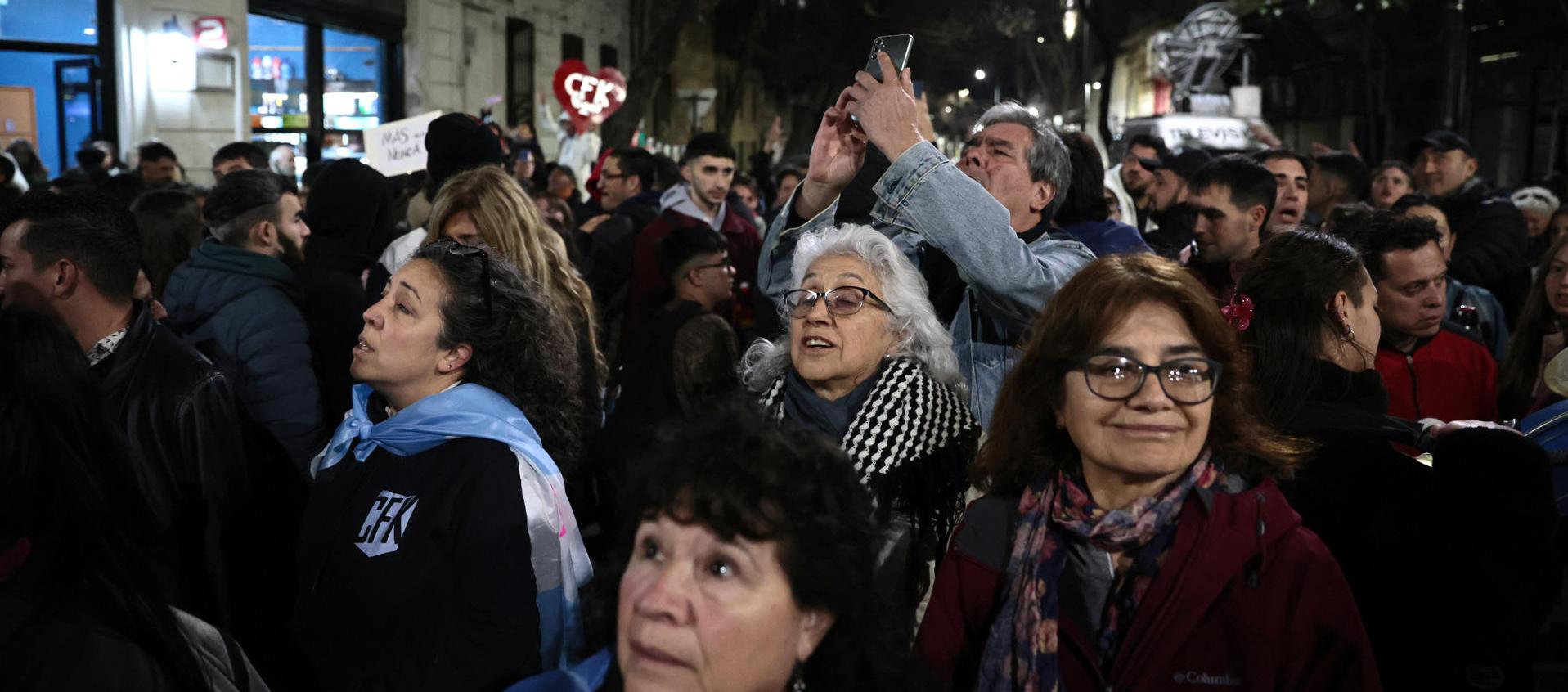 Personas se reúnen a esperar los resultados de las elecciones legislativas de la provincia de Buenos Aires frente a la casa de la expresidenta Cristina Fernández, este domingo, en Buenos Aires.
