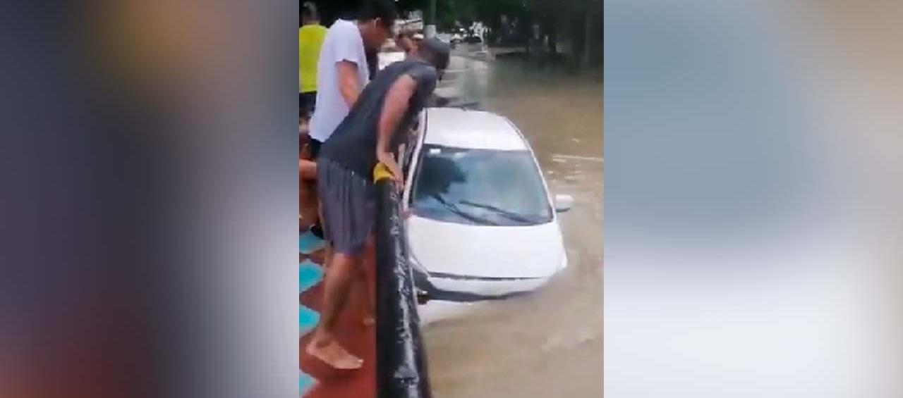 Vehículo arrastrado por el arroyo. 