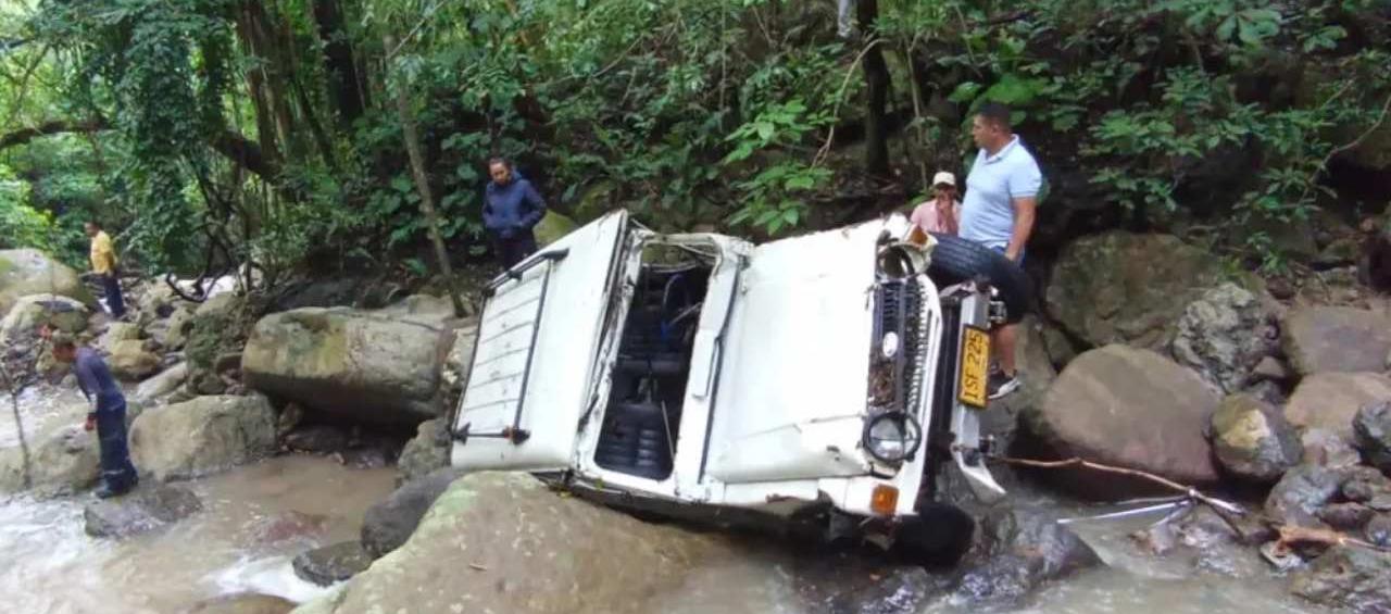 Así quedó el vehículo tras ser arrastrado por la creciente.