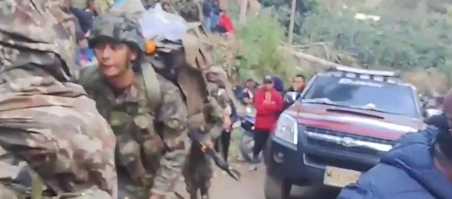Asonada de comunidad a tropas del Ejército en Huila.